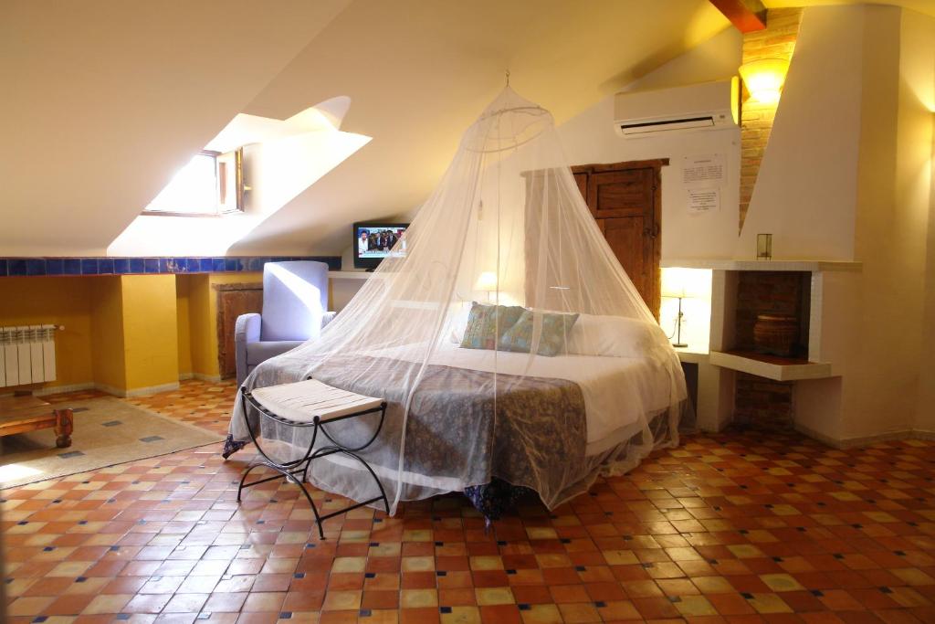 カソルラにあるCasa Rural Plaza De Santa Mariaのベッドルーム(蚊帳付きのベッド付)