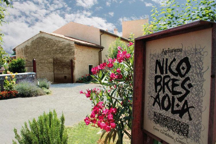 un cartel delante de una casa con flores en Agriturismo Nicobresaola, en Sommacampagna