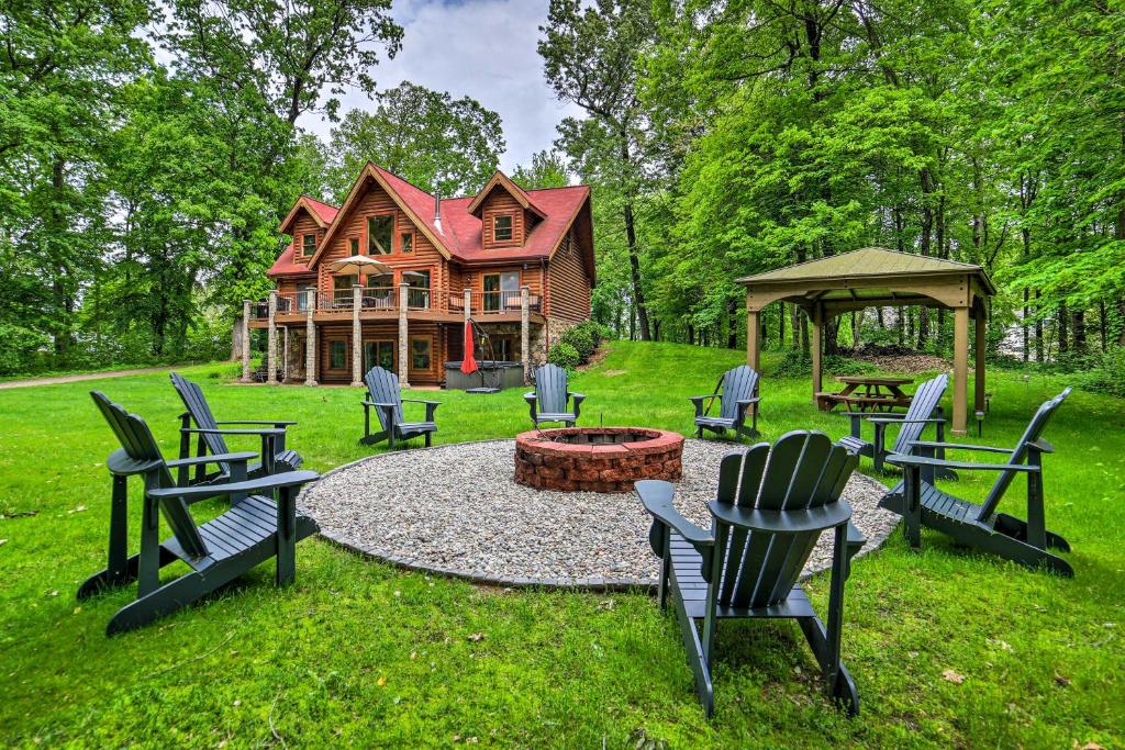 Κήπος έξω από το Classy Home with Hot Tub 2 Mi to Lake Access!