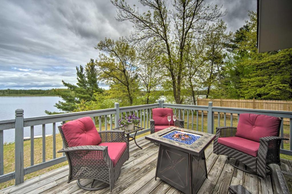 Holiday home Lakefront Webster Retreat with Deck and Fire Pit!, USA