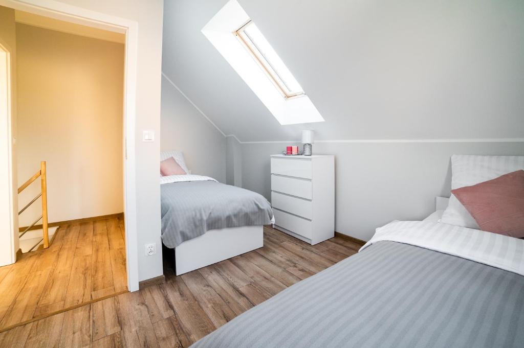Posteľ alebo postele v izbe v ubytovaní CHILL HAUS APARTAMENTY , Domki