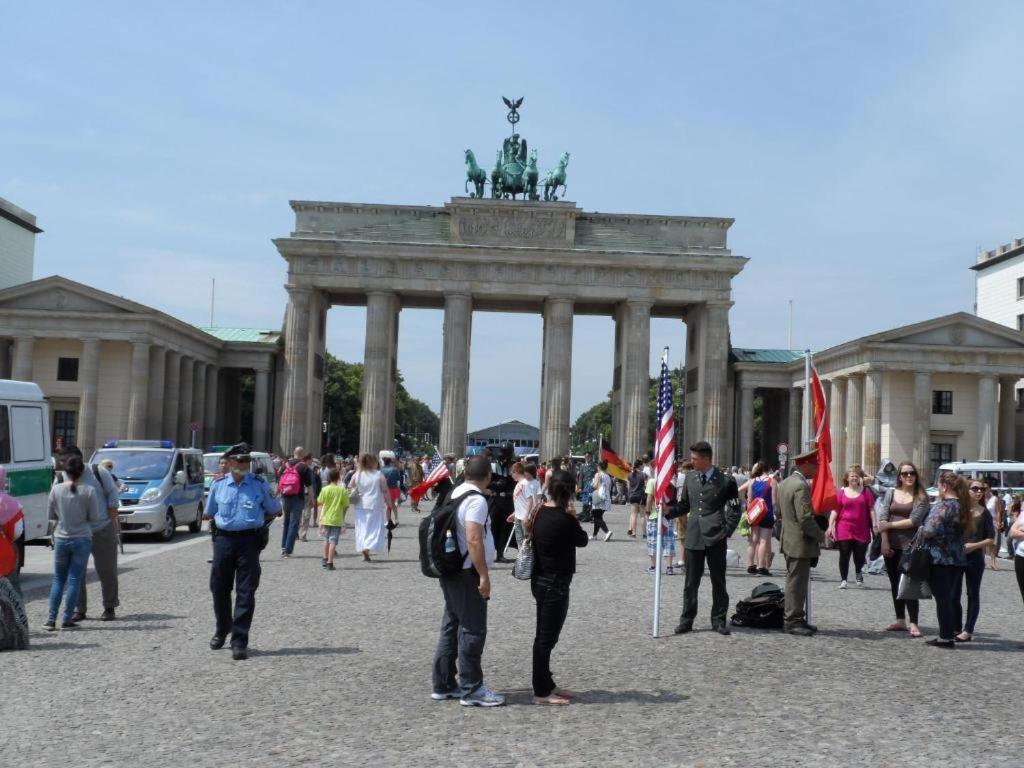 ベルリンにあるApartment Berlin Mitteの記念碑前に立つ人々
