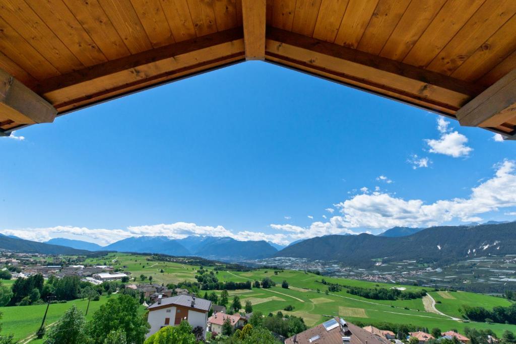 La Montanina Hotel in Val di Non - Tweepersoonskamer Met Uitzicht Op De Bergen