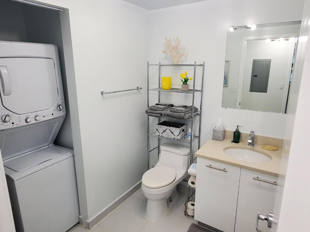 Koupelna v ubytování Spacious 2BD 2BTH at Midblock