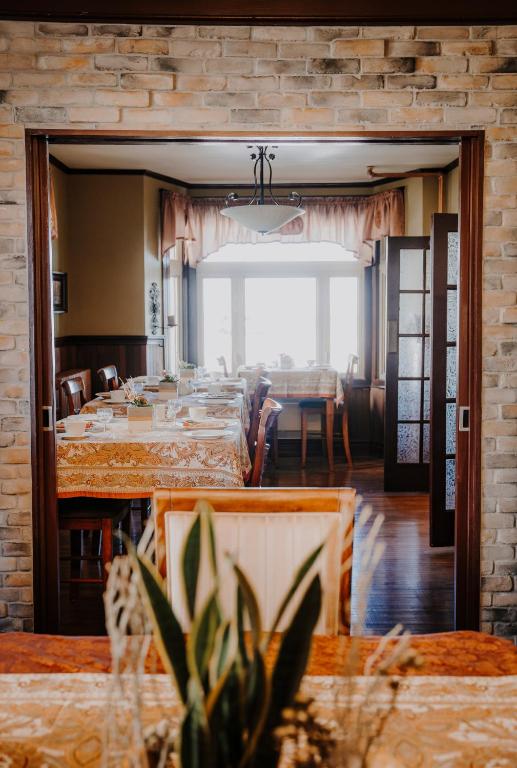 A restaurant or other place to eat at Auberge Bruine Océane