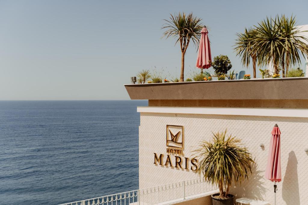 Un cartello sul lato di un porto turistico di Marriott con l'oceano di Hotel Maris a Ulcinj