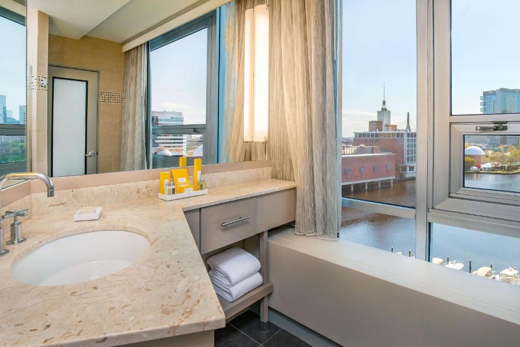 The Royal Sonesta Boston - King Room Panorama Corner