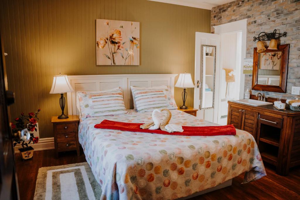A bed or beds in a room at Auberge Bruine Océane