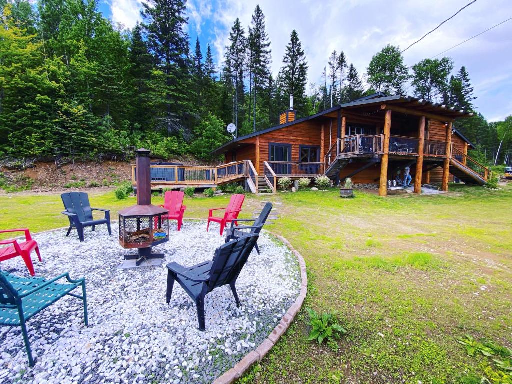 Aed väljaspool majutusasutust Artemis Log Cabin with Spa & Mountain View