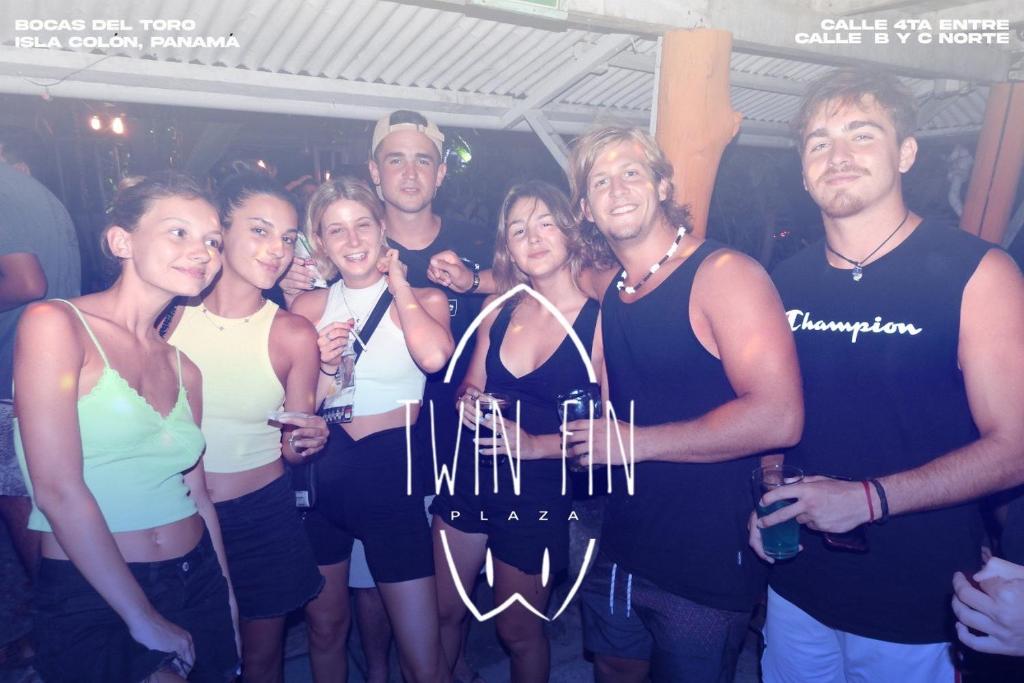 Un gruppo di persone che posano per una foto a una festa di Twin Fin Plaza a Bocas del Toro