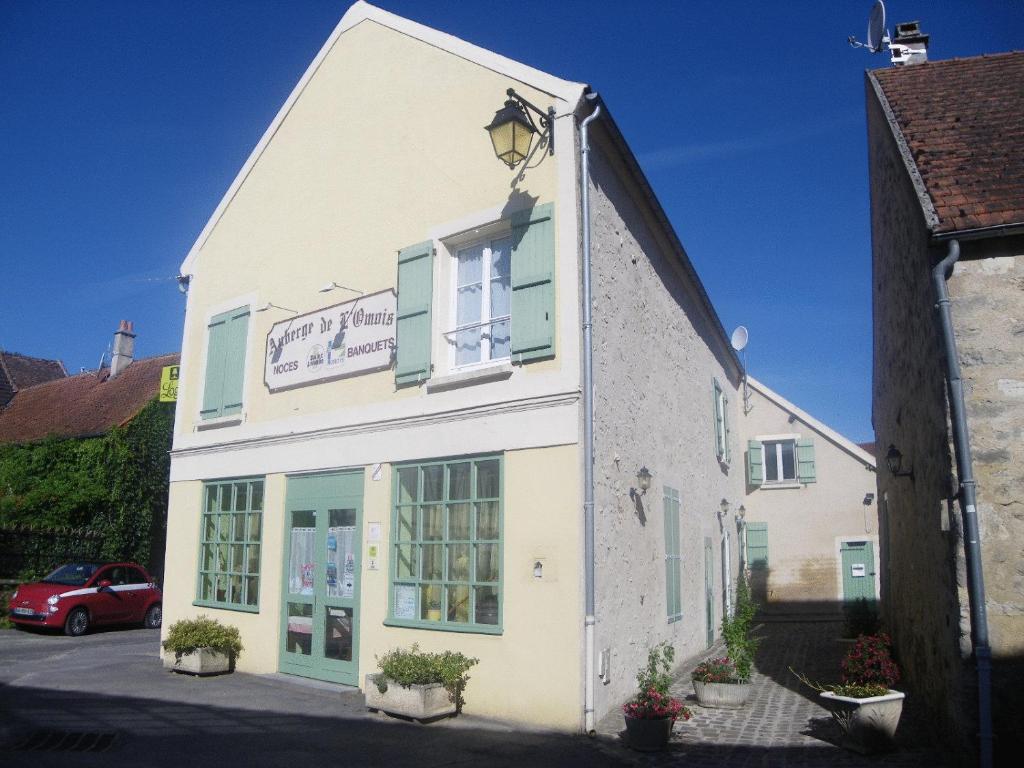 un edificio blanco con un cartel en el costado en Auberge De L'Omois en Baulne-en-Brie