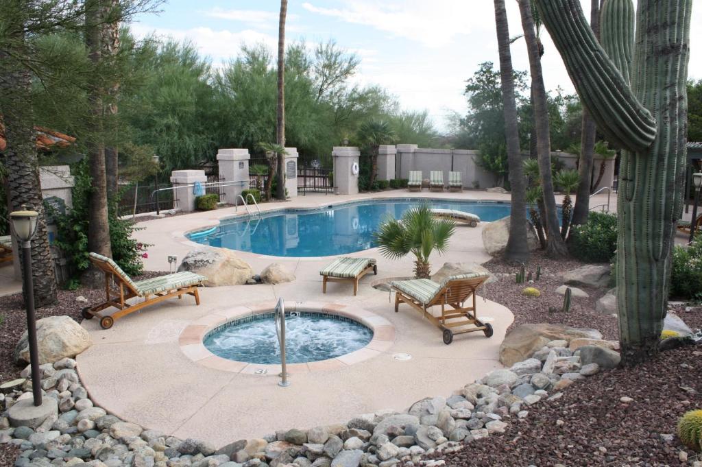 basen z 2 krzesłami i ławką wokół niego w obiekcie Catalina Condo @ LaEncantada - Tucson AZ w mieście Tucson