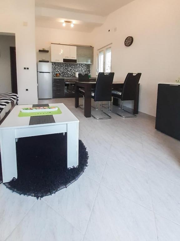 Kuchyň nebo kuchyňský kout v ubytování Sunshine Apartment
