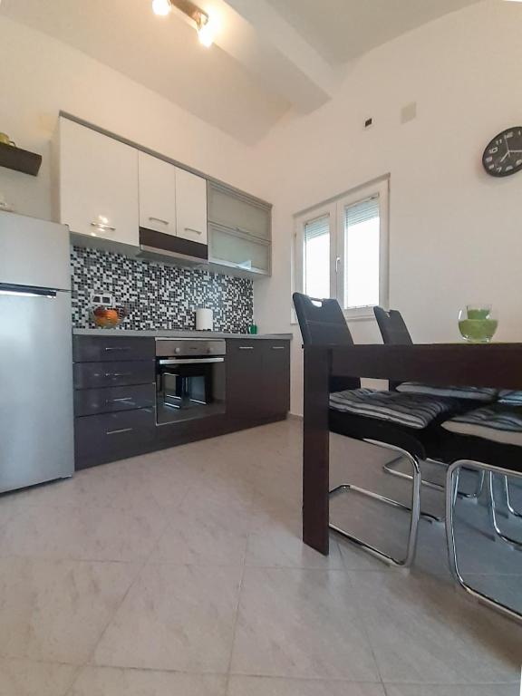Kuchyň nebo kuchyňský kout v ubytování Sunshine Apartment