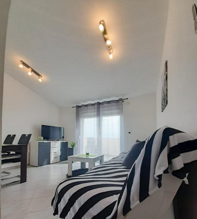 TV a/nebo společenská místnost v ubytování Sunshine Apartment