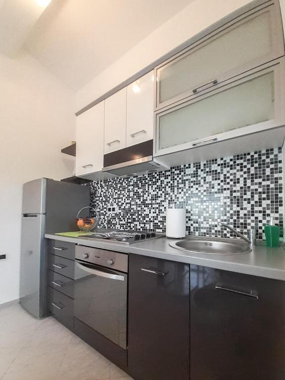 Kuchyň nebo kuchyňský kout v ubytování Sunshine Apartment