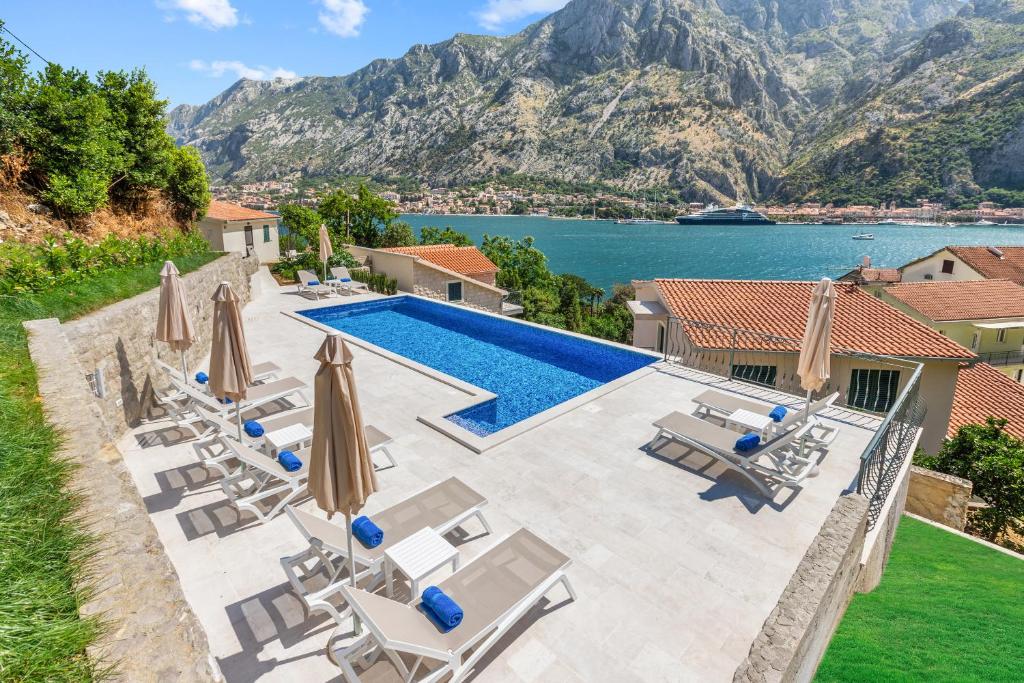een afbeelding van een villa met zwembad bij Apartments Dončić in Kotor