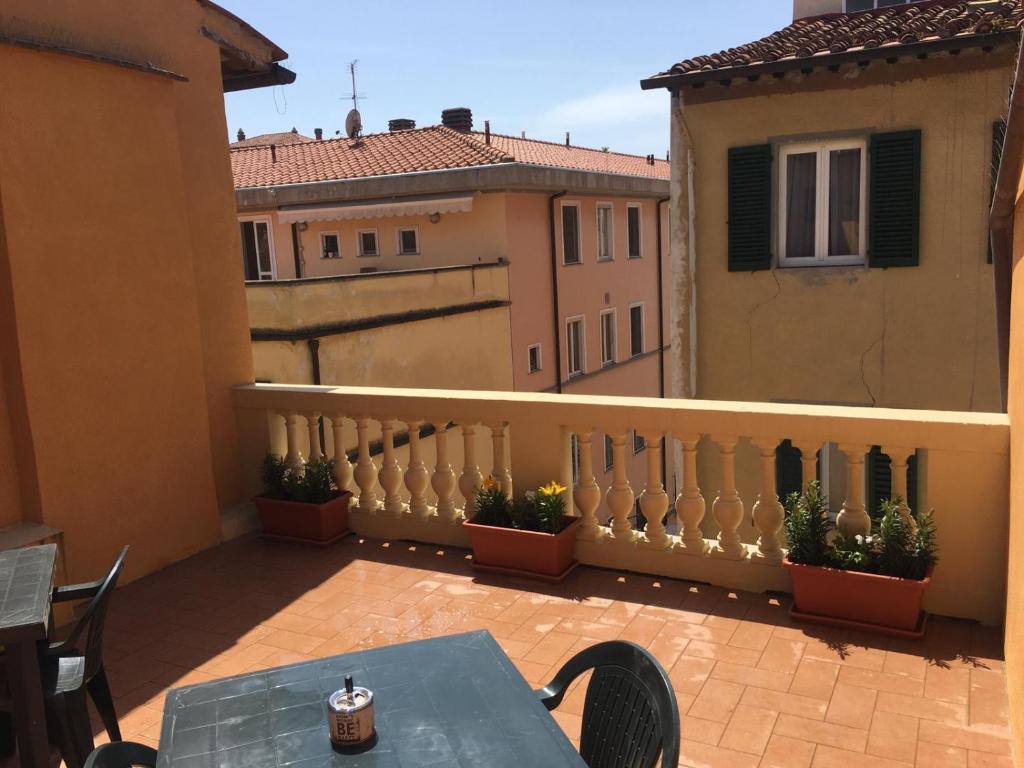 mit Blick auf einen Balkon mit einem Tisch und Stühlen in der Unterkunft Casa Carducci 33 in Pisa