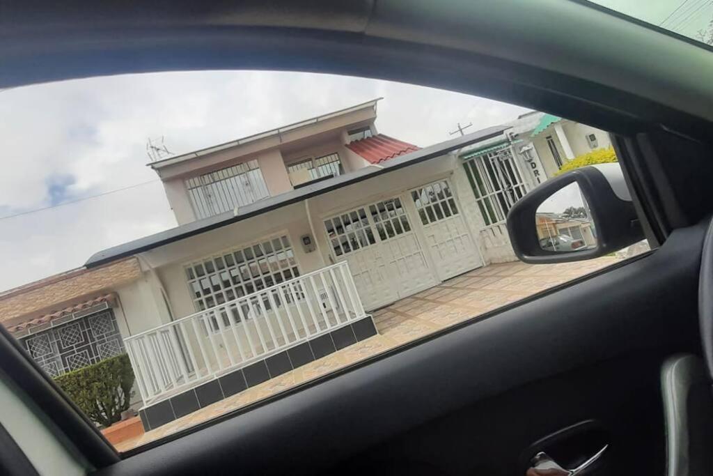 uma vista de uma casa a partir do espelho retrovisor lateral de um carro em Hermoso ¡Apartamento! en Fusagasugá! em Fusagasugá