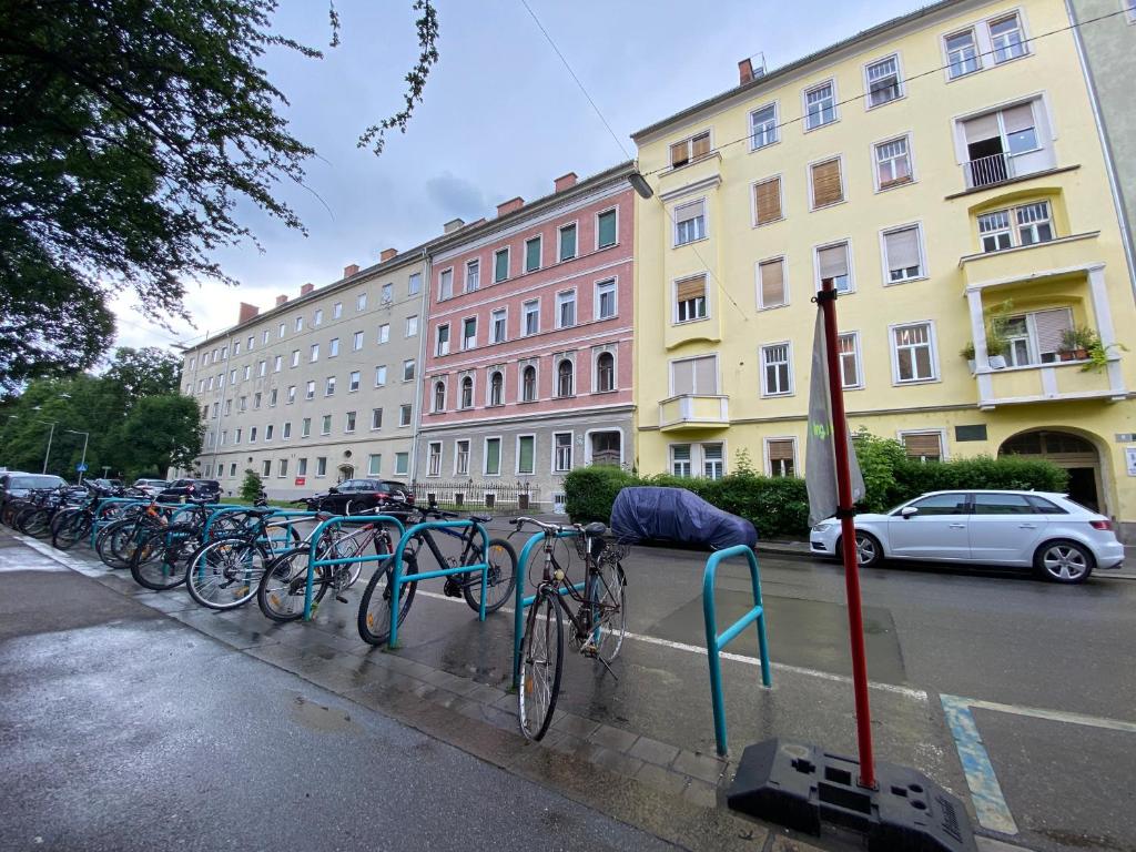una fila de bicicletas estacionadas frente a los edificios en Mini Smart Studio - Self Check-in, en Graz