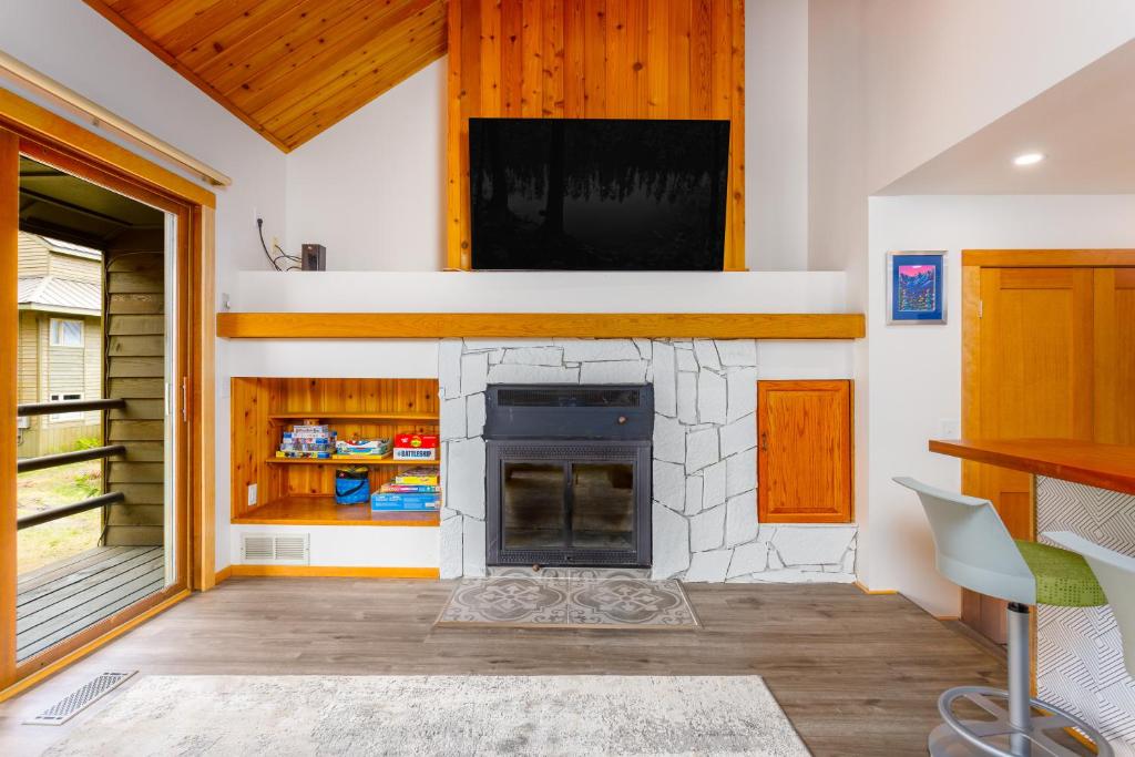 TV a/nebo společenská místnost v ubytování Snowbird Condo 195 - C