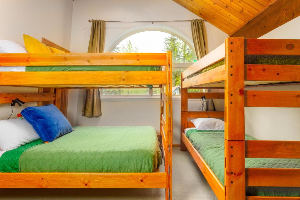 Postel nebo postele na pokoji v ubytování Snowbird Condo 195 - C