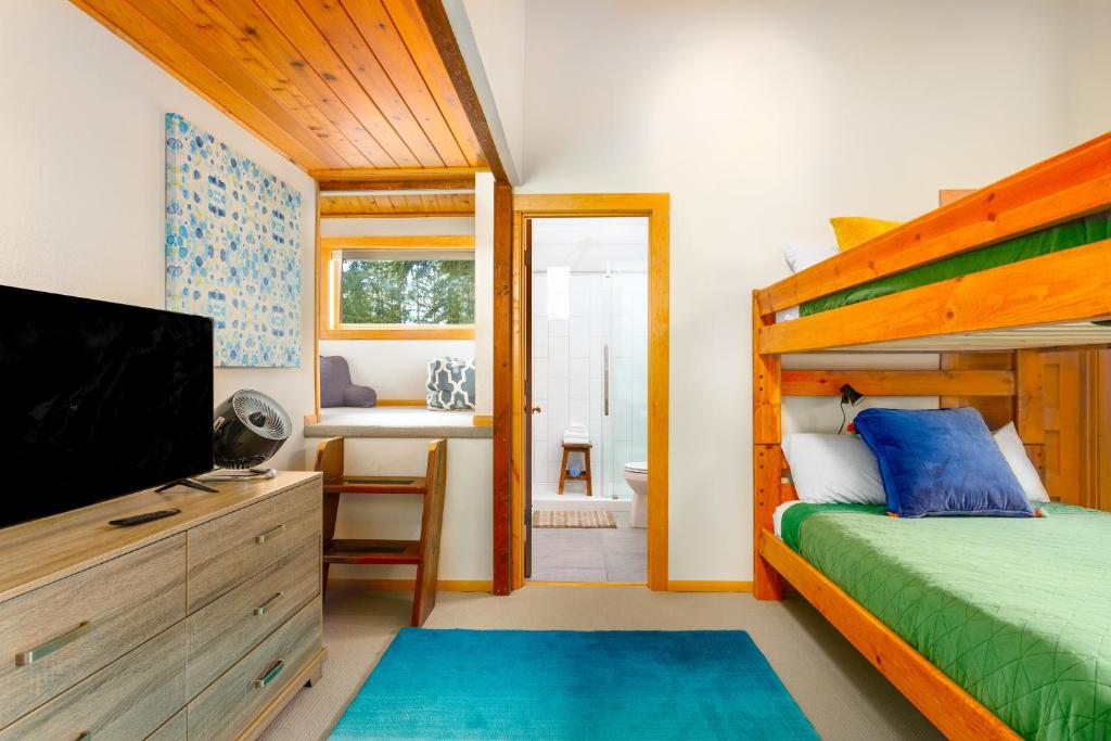 Postel nebo postele na pokoji v ubytování Snowbird Condo 195 - C