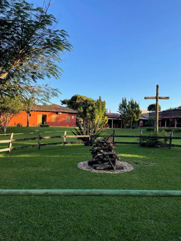 un parque con una estatua en medio de un campo en Pousada Vale dos Diamantes en Vargem Bonita