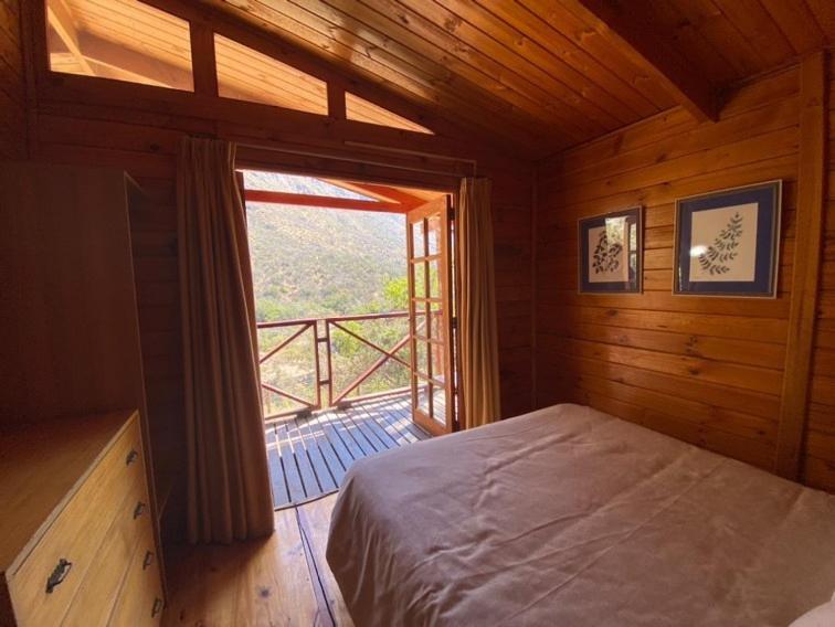 Cama o camas de una habitación en Rancho el Chilcal Cabañas con vista al rio