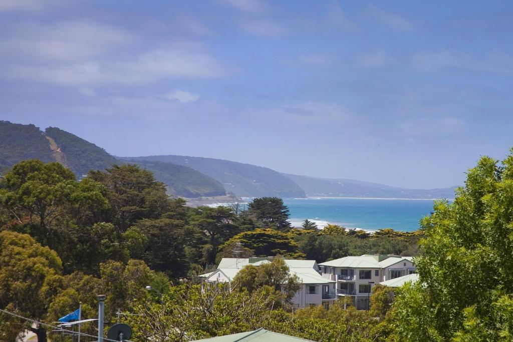 a view of the ocean and houses and trees at Questa E Bella in Lorne