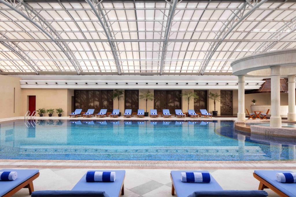Bazén v ubytování Radisson Blu Hotel Shanghai New World nebo v jeho okolí