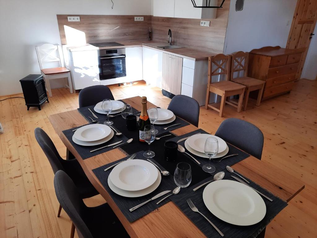 - une table avec des chaises et des assiettes dans la cuisine dans l'établissement Statek Žíšov, à Žíšov