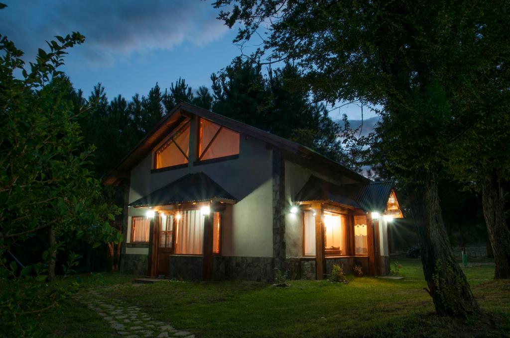 una casa iluminada por la noche con luces encendidas en KaiKen Lauquen en Trevelín
