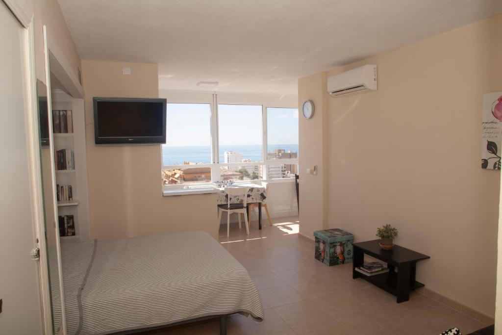 TV a/nebo společenská místnost v ubytování ESTUDIO CON VISTAS AL MAR Y MONTAÑA