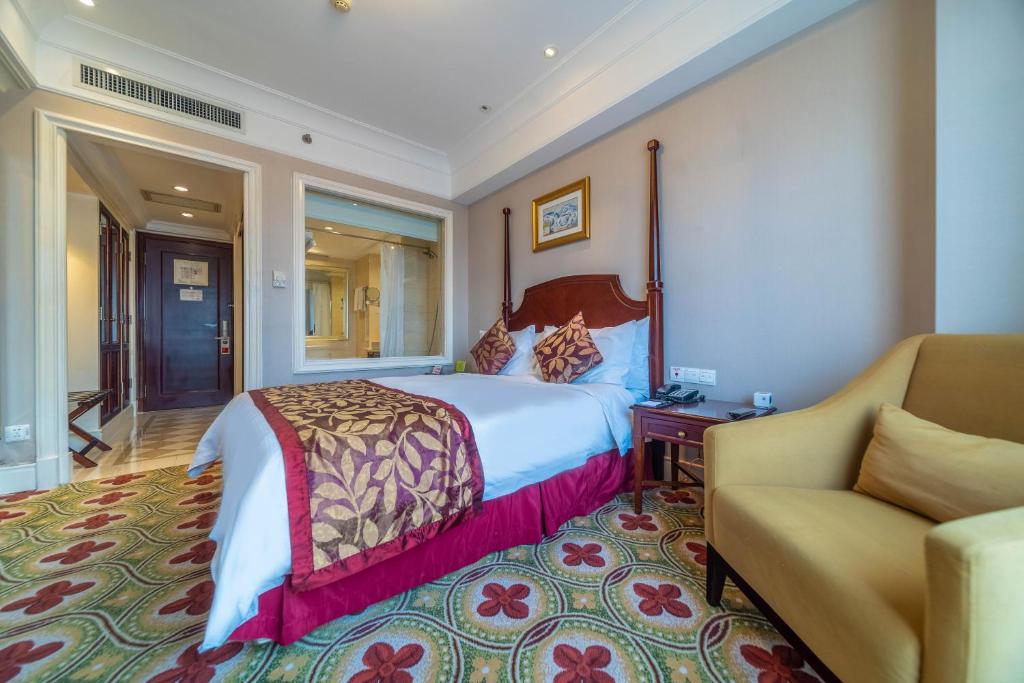 Postel nebo postele na pokoji v ubytování Ramada Yichang Hotel