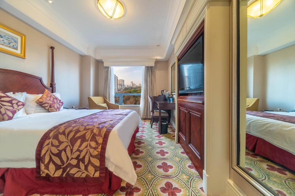Postel nebo postele na pokoji v ubytování Ramada Yichang Hotel