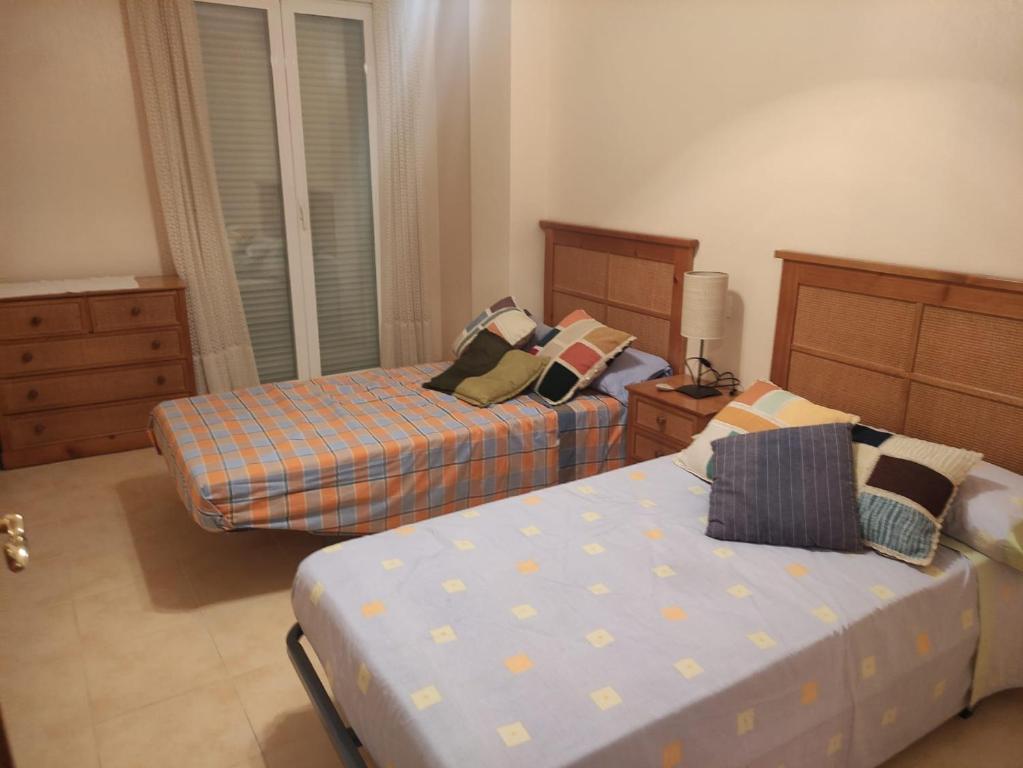 sypialnia z 2 łóżkami w obiekcie Dúplex playa Torrenostra w mieście Torreblanca