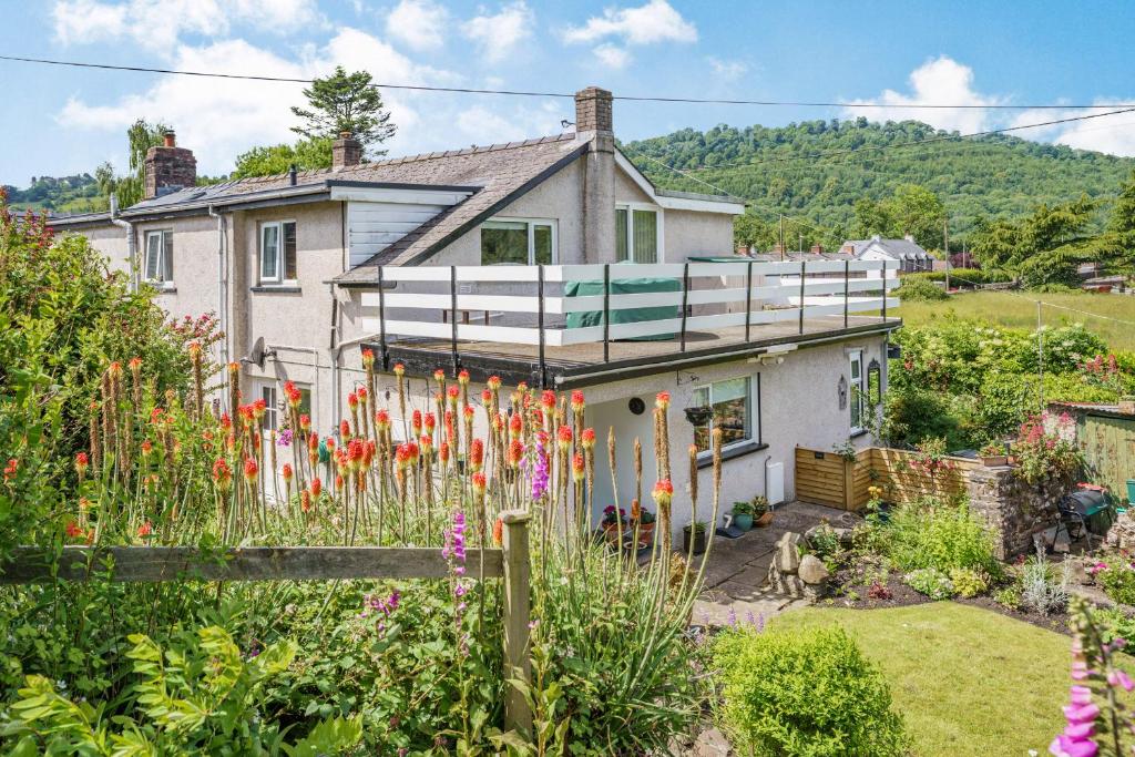 una casa con un jardín delante de ella en Kavieng en Crickhowell