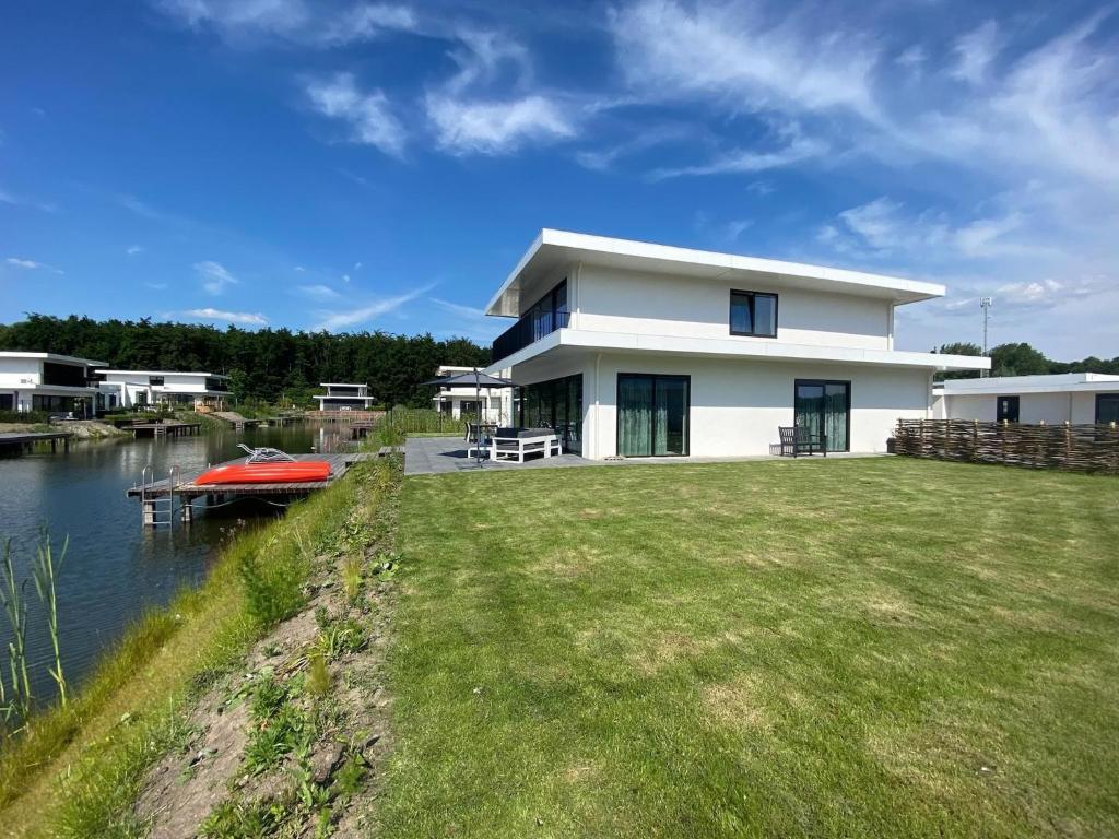 Majestic villa in Zeewolde with garden