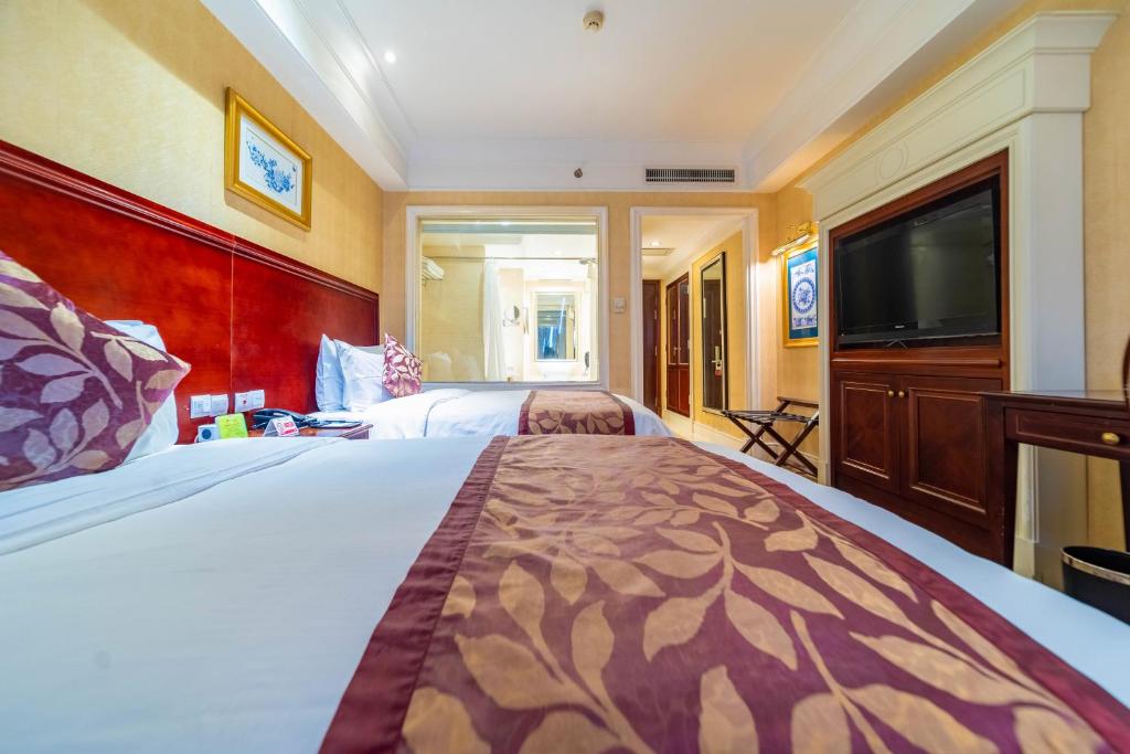Postel nebo postele na pokoji v ubytování Ramada Yichang Hotel
