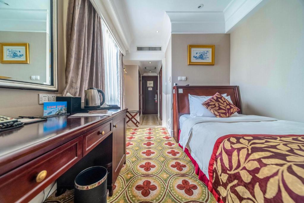 Postel nebo postele na pokoji v ubytování Ramada Yichang Hotel