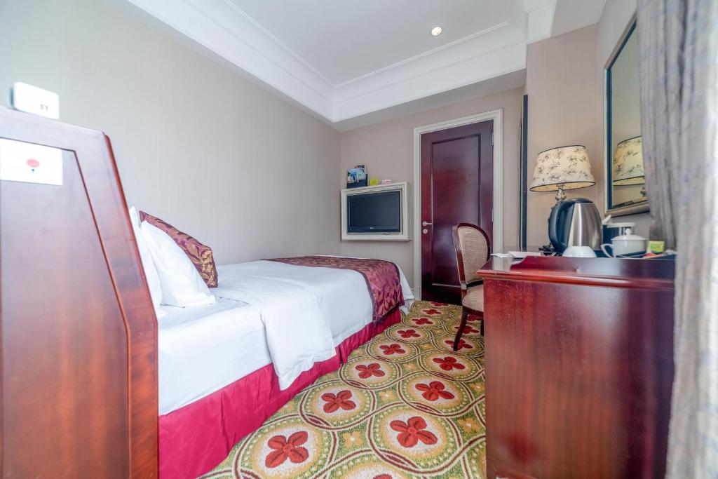Postel nebo postele na pokoji v ubytování Ramada Yichang Hotel