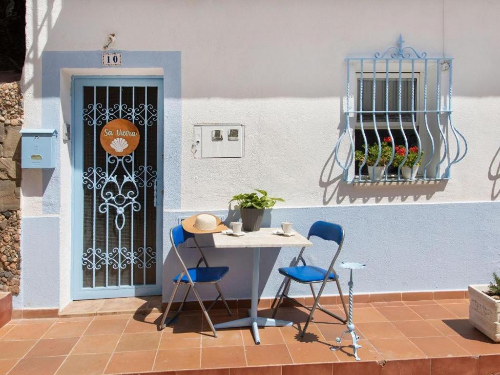 stół i dwa krzesła przed drzwiami w obiekcie Apartamento "SA VIEIRA" BLANES COSTA BRAVA w Blanes