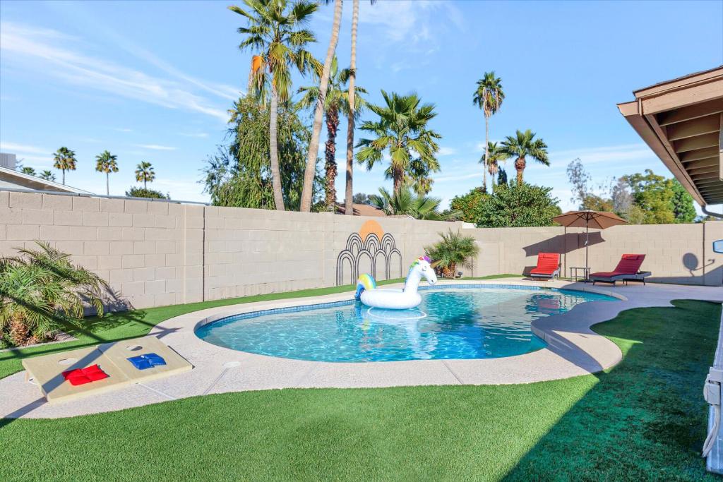 una piscina con un cisne en un patio en Scottsdale Designer Oasis - Private Pool & Insta Getaway en Scottsdale