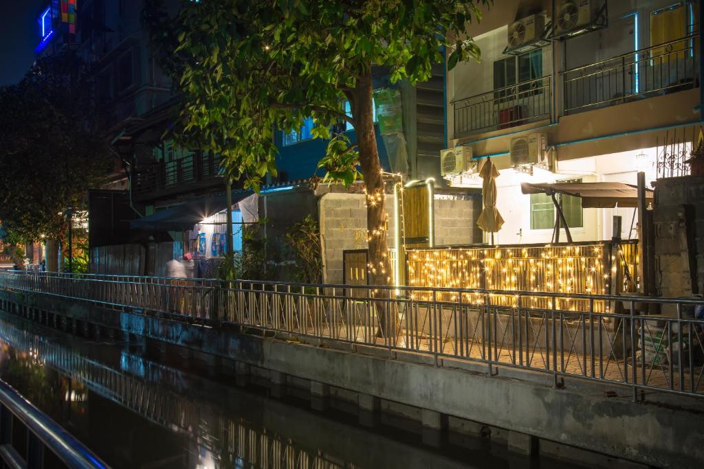 una valla con luces delante de un edificio en Canal View Lo-ha guest house, Contactless Check-in, en Bangkok