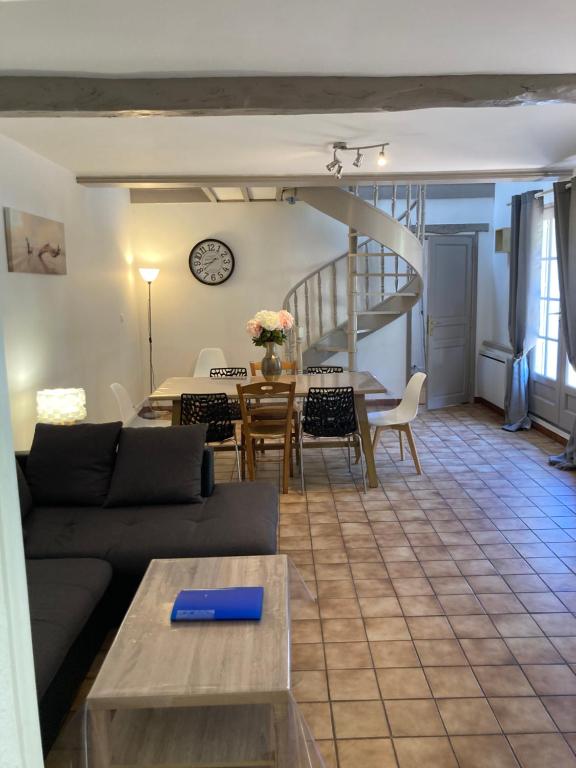 - un salon avec un canapé et une table dans l'établissement Stella maris, à Neuville-lès-Dieppe