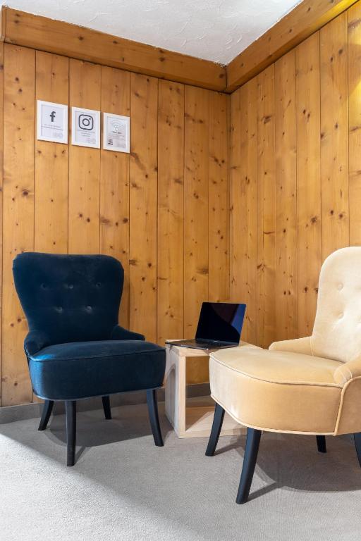 Posezení v ubytování Alps Hostel