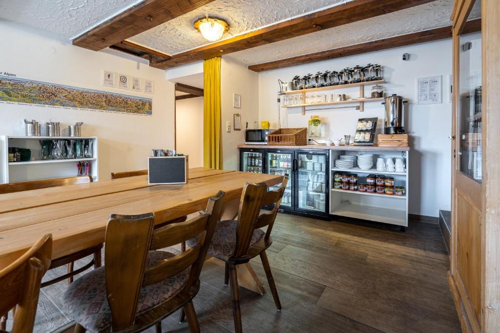 Kuchyň nebo kuchyňský kout v ubytování Alps Hostel
