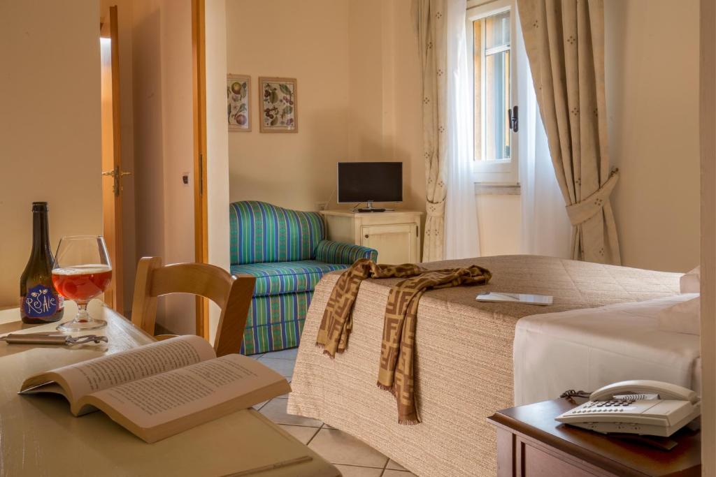 TV a/nebo společenská místnost v ubytování Hotel Selva Candida