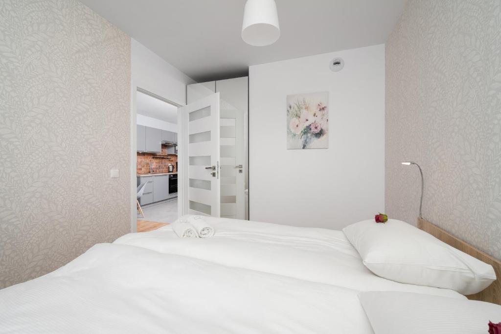 Postel nebo postele na pokoji v ubytování Apartment Kamienna Krzyki with FREE GARAGE Wrocław by Noclegi Renters